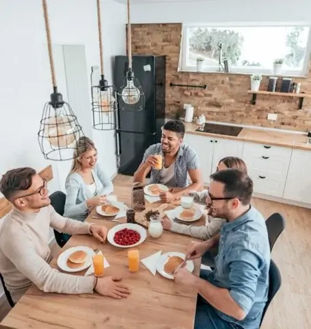 Colocataires prenant le petit-déjeuner ensemble à Paris