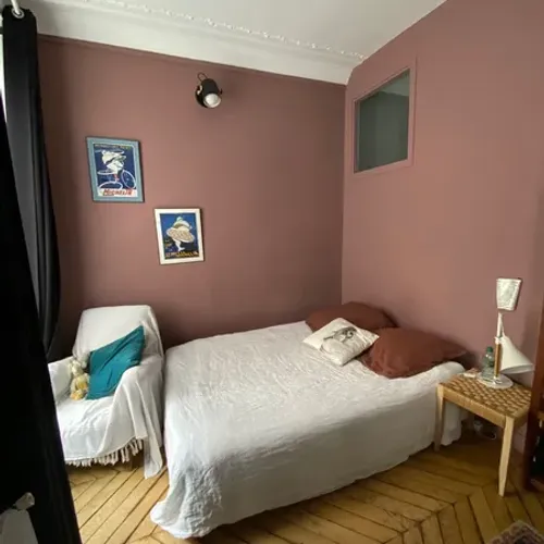 Photo de la colocation à Paris : Une belle chambre et une salle de bain moderne